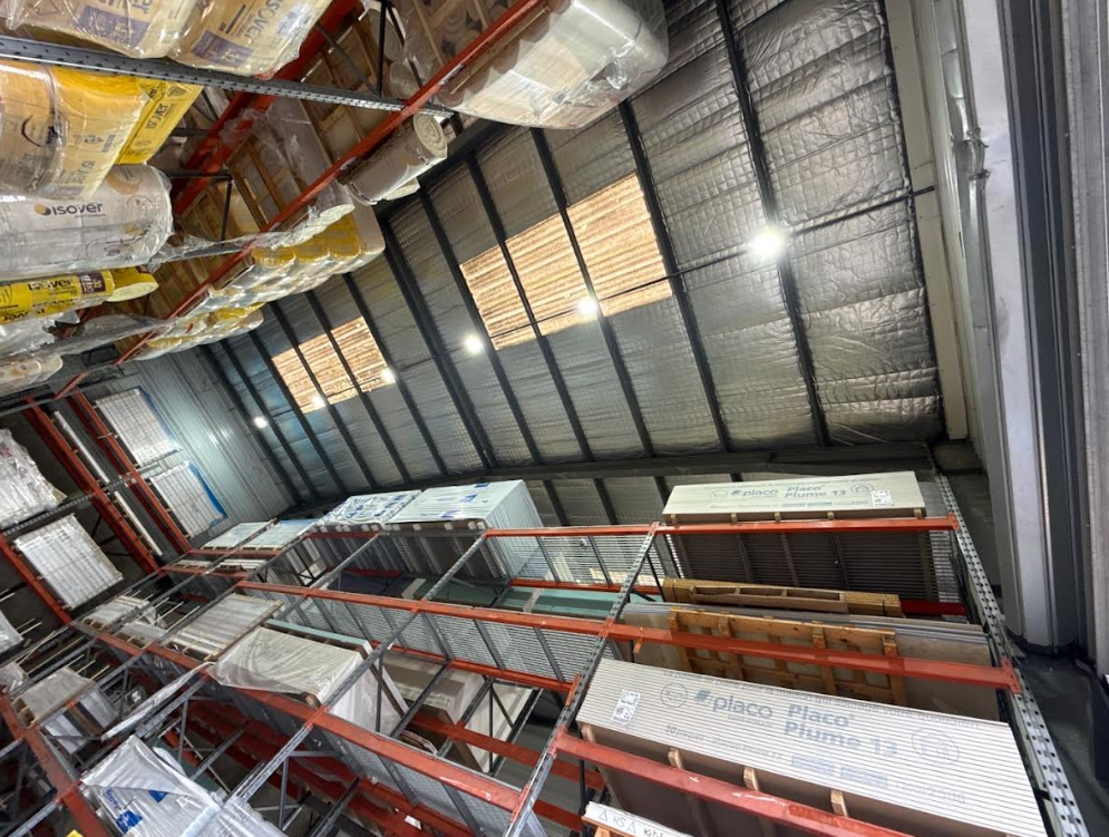Cloches LED en hauteur au-dessus de racks de stockage