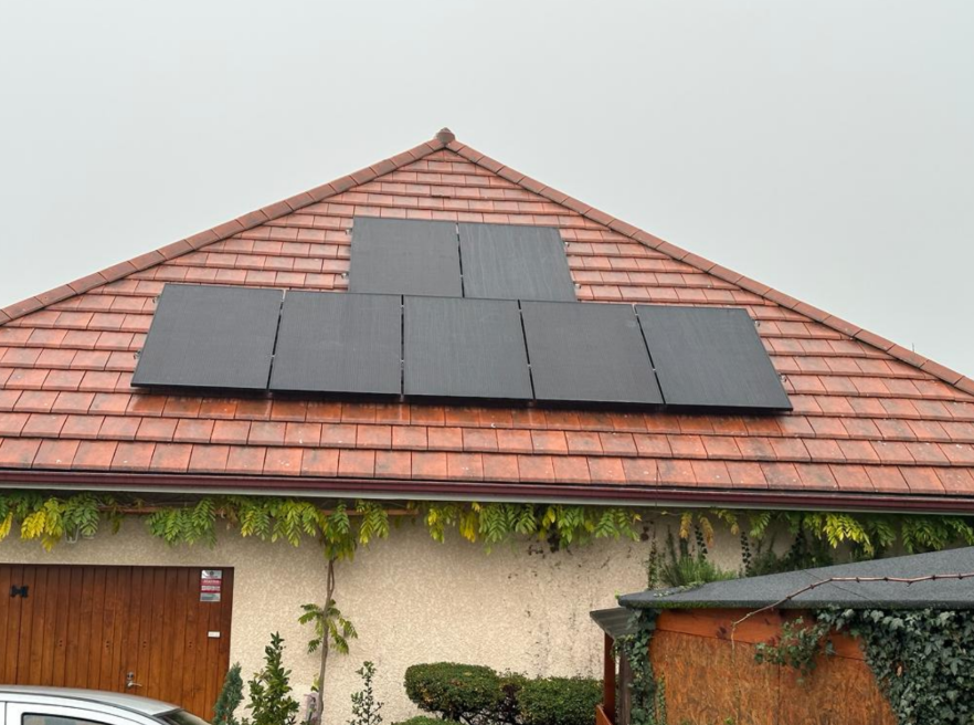 Installation photovoltaïque sur pignon d'une maison — panneaux full black en configuration mixte